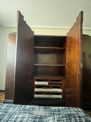 Armario antiguo de madera
