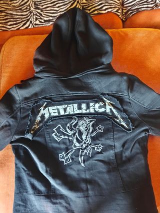 Cazadora Metallica negra con capucha