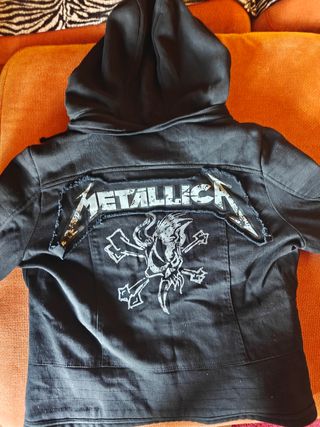 Cazadora Metallica negra con capucha
