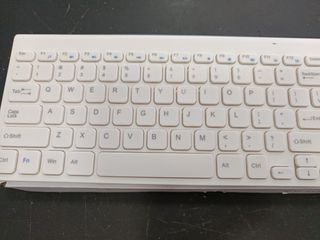 Teclado y ratón inalámbricos blancos