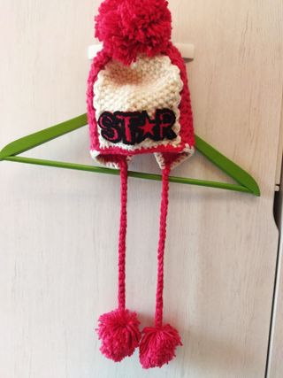 Gorro niña rosa con cuerdas y pompón de lana 