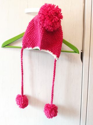Gorro niña rosa con cuerdas y pompón de lana 