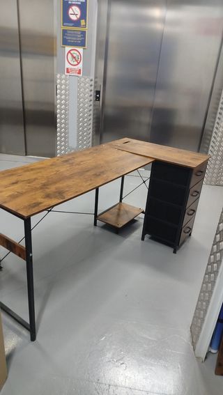 Escritorio esquinero marrón con cajonera