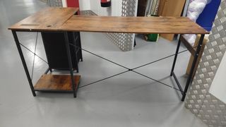 Escritorio esquinero marrón con cajonera