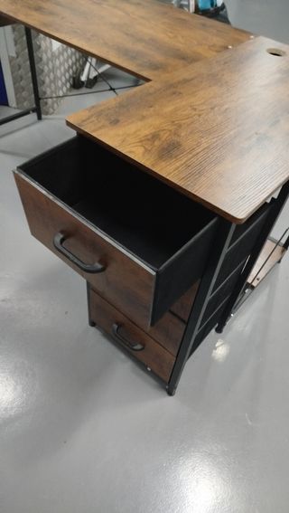 Escritorio esquinero marrón con cajonera