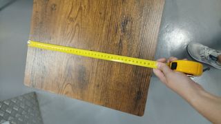 Escritorio esquinero marrón con cajonera