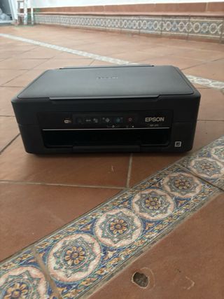 Impresora EPSON XP-215.
Funciona mal. Para piezas.