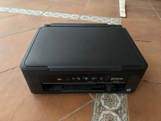 Impresora EPSON XP-215.
Funciona mal. Para piezas.