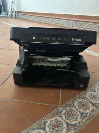 Impresora EPSON XP-215.
Funciona mal. Para piezas.