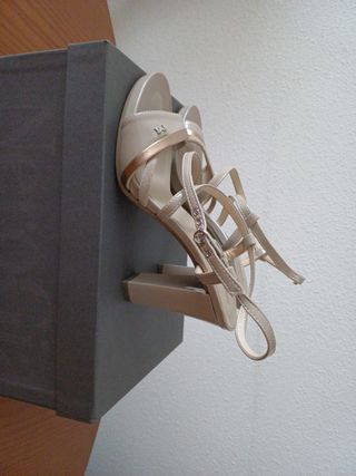 Sandalias tacón beige