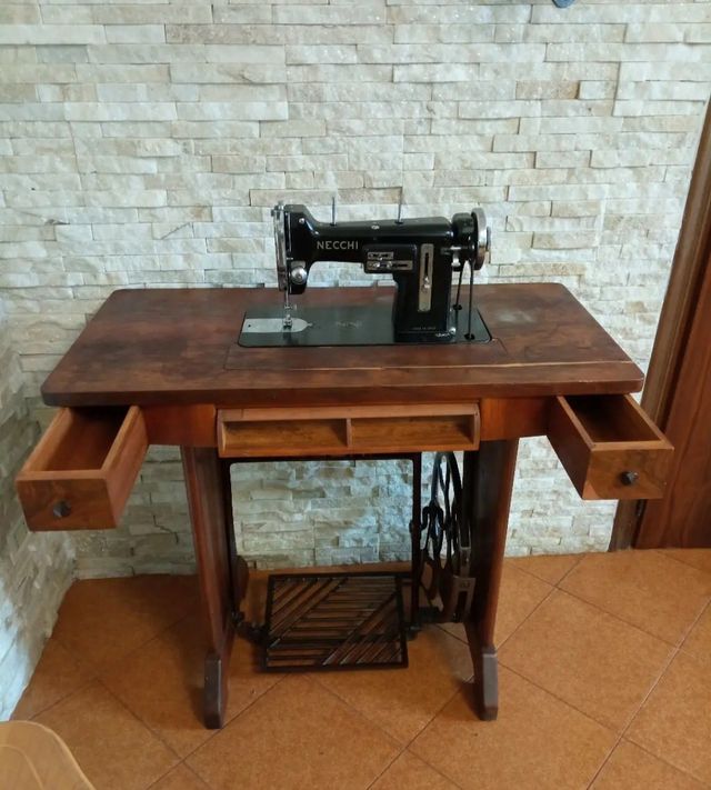 Macchina da cucire Necchi vintage antica
