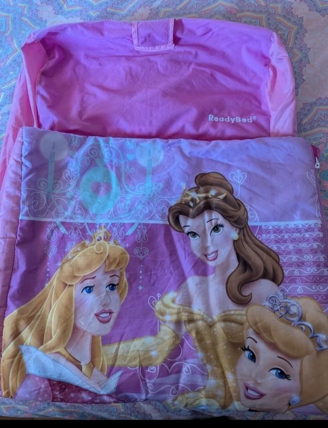 Saco de dormir con colchón las princesas Disney.