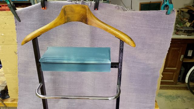 Perchero de pie en madera y metal