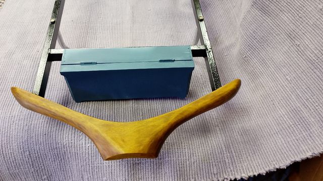 Perchero de pie en madera y metal