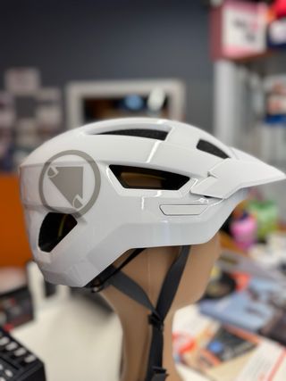 Casco ENDURA HUMMVEE MIPS Verde o Bkanco 