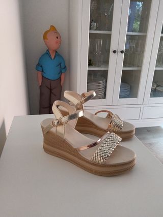 Sandalias cuña doradas