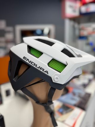Casco ENDURA MTB blanco-negro