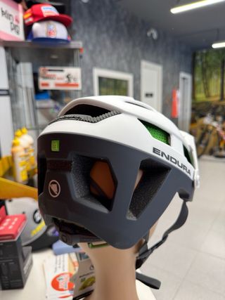 Casco ENDURA MTB blanco-negro
