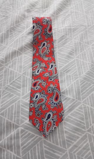 Corbata roja paisley