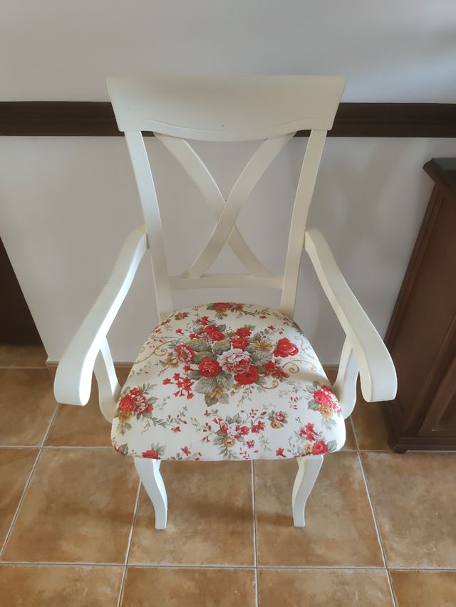 Sillón blanco con flores