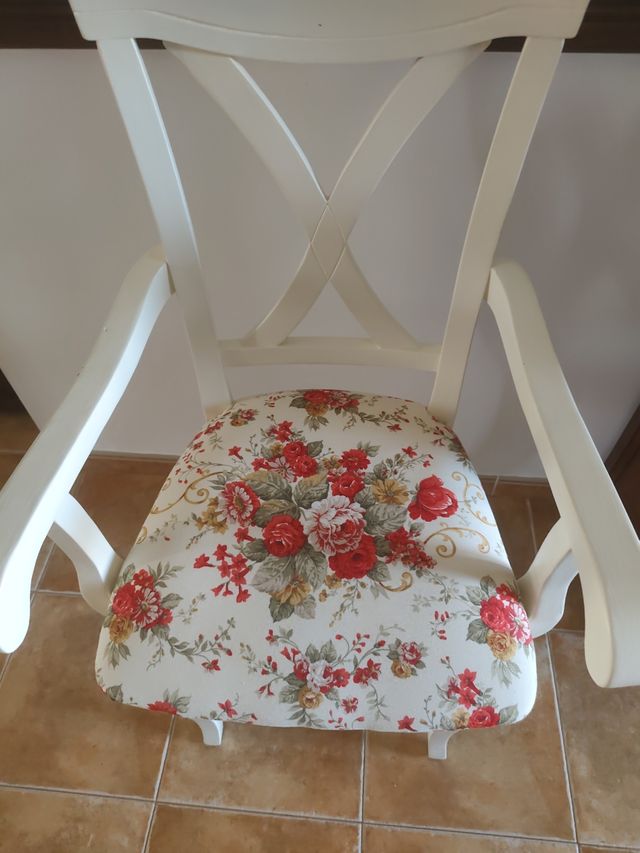 Sillón blanco con flores