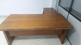 Escritorio madera marrón compuesto de dos mesas