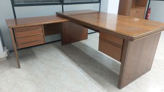 Escritorio madera marrón compuesto de dos mesas