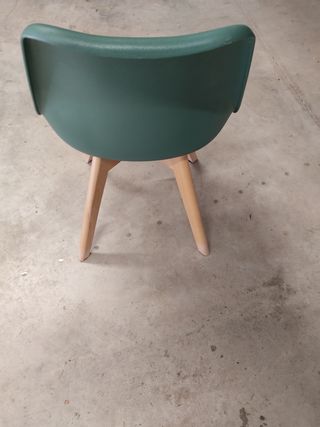 Silla verde con asiento de polipiel