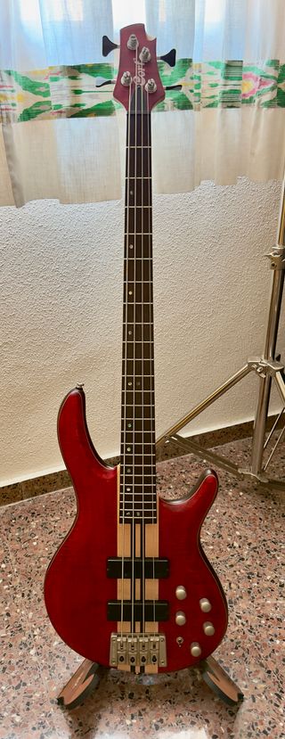 Bajo eléctrico Cort A 4 plus.
Amplificador Warwick