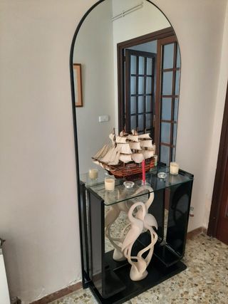 Recibidor con espejo arqueado
