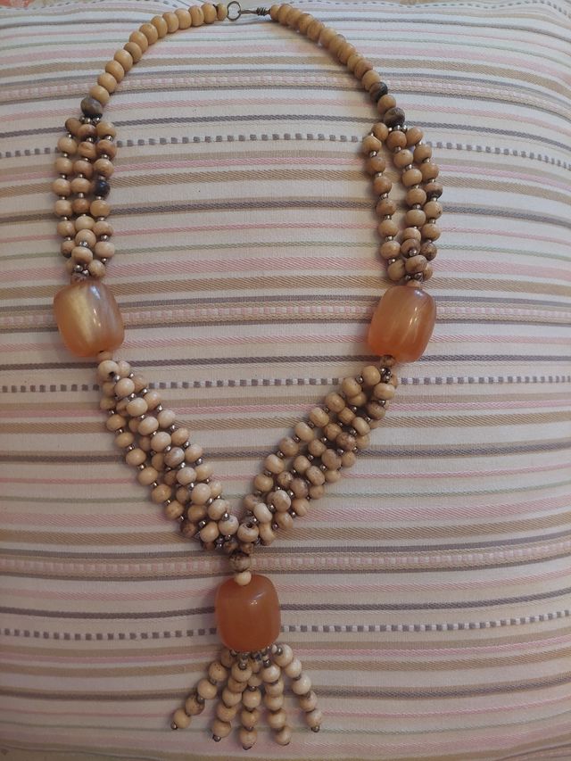 Collar de cuentas beige y naranja