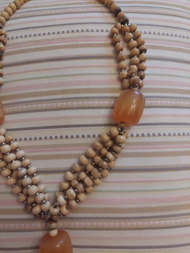 Collar de cuentas beige y naranja