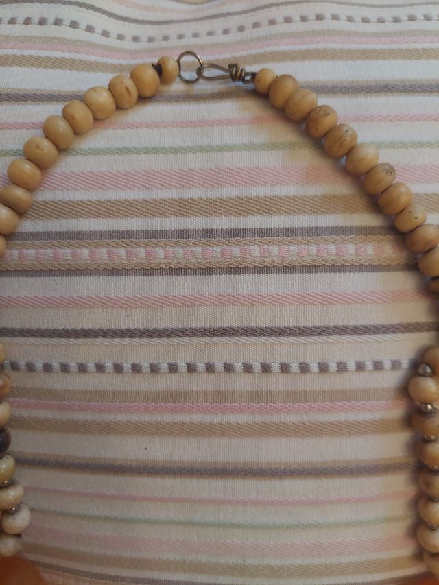 Collar de cuentas beige y naranja