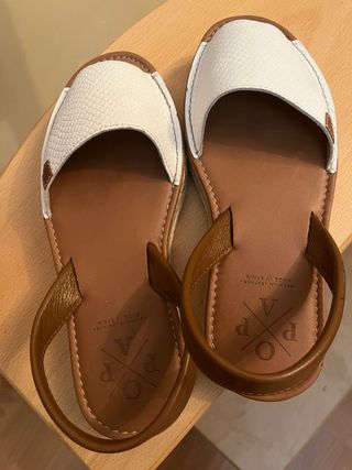 Sandalias POPA blancas y marrones, talla 39