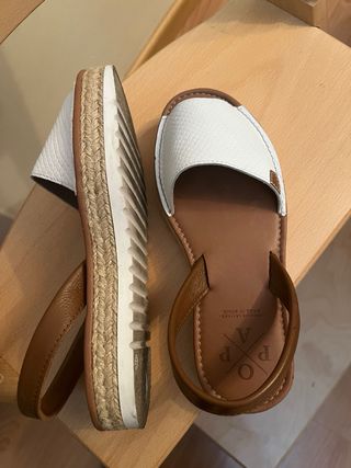 Sandalias POPA blancas y marrones, talla 39