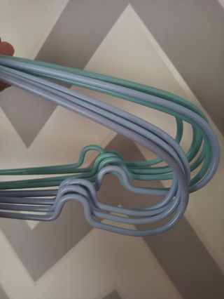 10 Perchas metálicas azul-menta