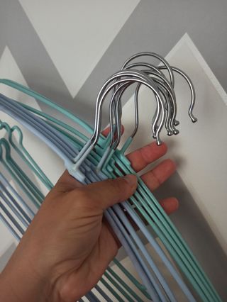 10 Perchas metálicas azul-menta