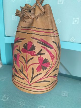 Bolso piel bordado - marrón, rojo