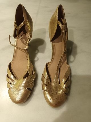 Zapatos dorados fiesta