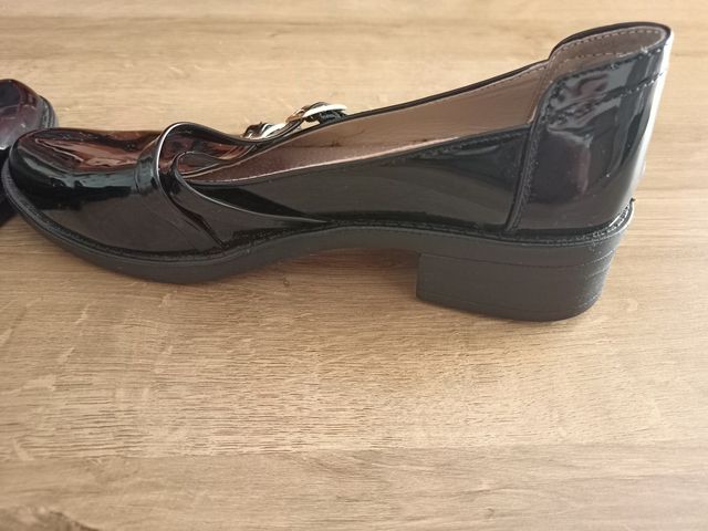 Zapatos negros de tacón bajo (Precio negociable)