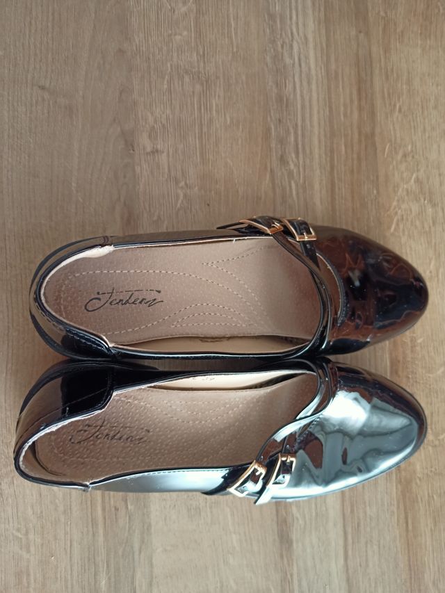 Zapatos negros de tacón bajo (Precio negociable)