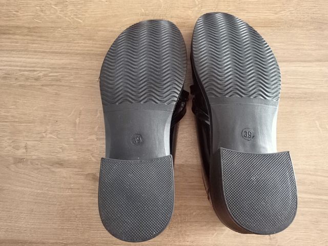 Zapatos negros de tacón bajo (Precio negociable)