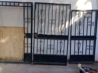 Cancela metálica 2 hojas. Necesita hacerle Marco