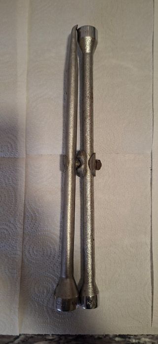Llave de rueda.