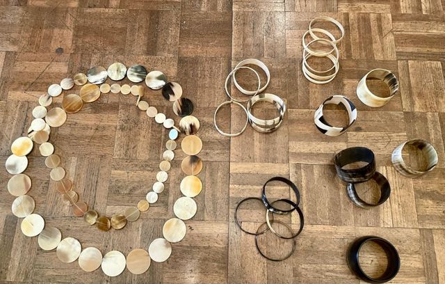 Collar y 20 pulseras de cuerno