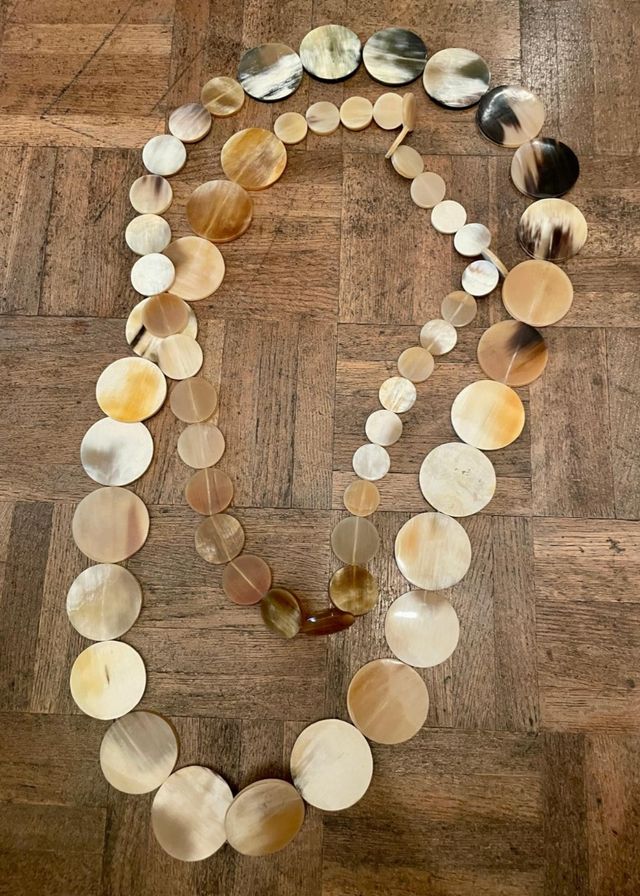 Collar y 20 pulseras de cuerno