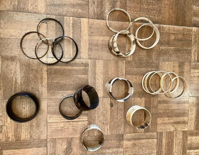 Collar y 20 pulseras de cuerno