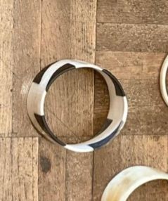 Collar y 20 pulseras de cuerno