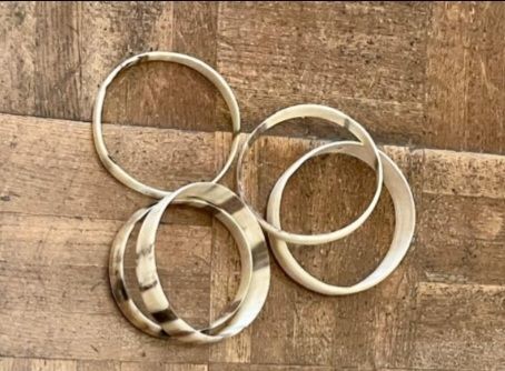 Collar y 20 pulseras de cuerno