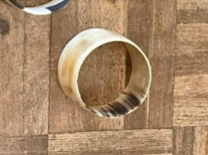 Collar y 20 pulseras de cuerno